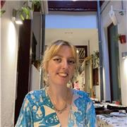 Artista plástica y diseñadora gráfica que tiene un año de experiencia trabajando con una artista de arte contemporáneo.